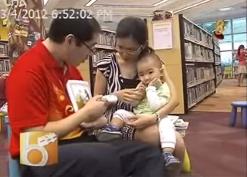 狮城6点半 - One-Year Old baby loves to read with EMOTI Talking-Pen